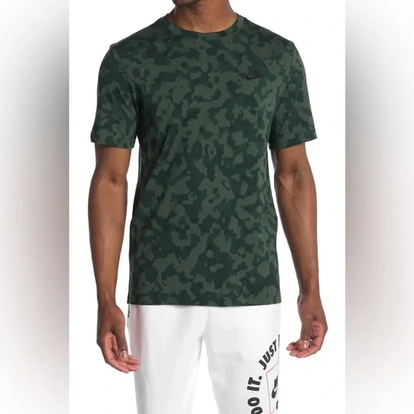 NWOT Nike T-Shirt - Picture 2 of 6